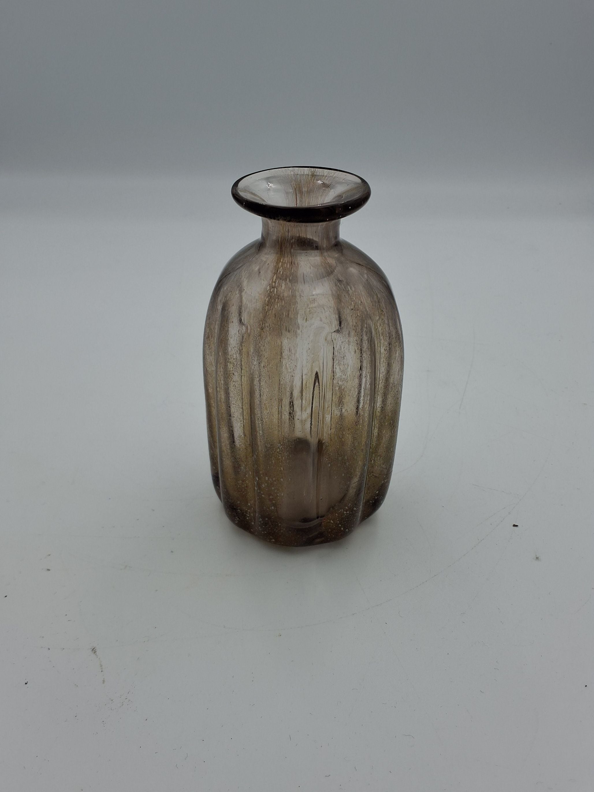 Sandfarvet kunstglas vase